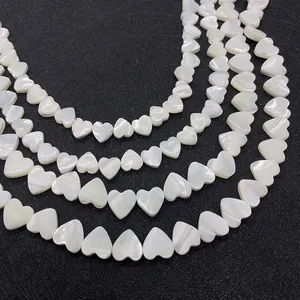 Makroaufnahme herzförmiger weißer Muschelperlen mit natürlichem Perlmuttglanz für DIY Schmuck