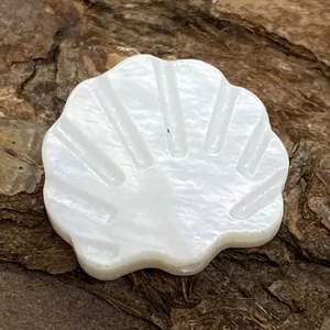 Detailopname van 11x15mm witte natuurlijke schelp kralen in waaiervorm met glans