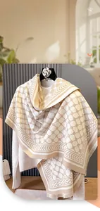 Détail de l'écharpe en cachemire imitation avec motif chaîne et bordures à franges