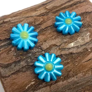 Tre perline a margherita blu in conchiglia per gioielli fai-da-te su legno