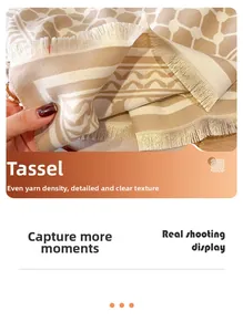 Détail du châle en cachemire camel avec franges, motif alvéolé et texture ondulée