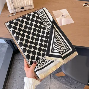 Détail macro d'une écharpe à motif quadrillé toucher cachemire avec franges fines