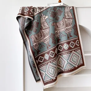 Nahaufnahme von Ethno-Alpaka-Muster auf dickem grau-braunem Jacquard-Strickschal