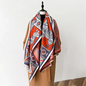 Ethno-Schal mit Alpaka-Print und orange-blauen geometrischen Mustern aus weichem Kaschmir-Imitat