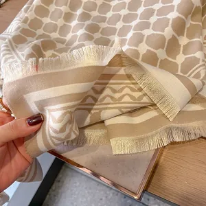 Châle d'hiver en imitation cachemire avec motif jacquard géométrique et fines franges
