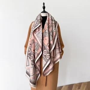 Detail eines Pashmina-Schals mit ethnischen geometrischen Mustern und Fransenrand