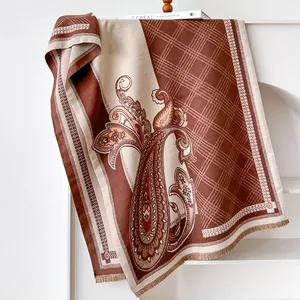 Detailansicht des Paisley- und Karomusters Schals mit eleganten Fransen am Rand