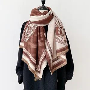 Makro-Detail des Kaschmir-Gefühl Schals mit Paisley-Muster und Fransenrändern