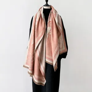 Detail des rosa Paisleymuster-Jacquard-Schals mit Fransen an einer Schneiderpuppe