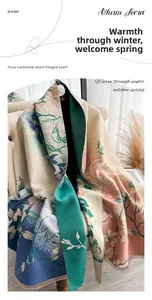 Primer plano de bufanda pashmina floral con flecos cortos y suave textura jacquard