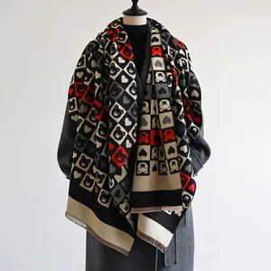 Écharpe à carreaux effet cachemire avec motifs d'ours et de cœurs et longs pompons