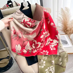 Elegante chal jacquard de magnolia roja con flecos y tacto de cachemira suave