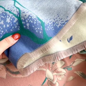 Elegante bufanda de jacquard con motivos de magnolia y flecos para otoño e invierno