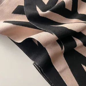 Détail macro d'un châle en maille de qualité avec motif géométrique et bords cousus