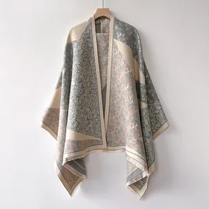 Détail de motifs jacquard floraux et franges délicates sur un châle en cachemire mélangé