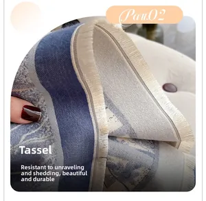 Detailansicht des blauen Jacquard-Schals mit langlebigen Fransen und feiner Webstruktur