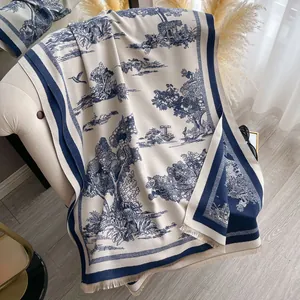 Détail du châle en laine imprimé Toile de Jouy classique avec franges sur sofa