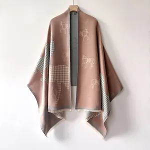 Détail d'un châle doux en imitation cachemire avec motifs de chevaux et à franges