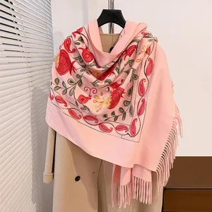 Détail de châle en cachemire rose avec broderie ethnique de grenade et longues franges