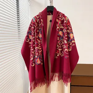 Scialle pashmina bordeaux in cashmere ricamato paisley con bordi sfrangiati nappe
