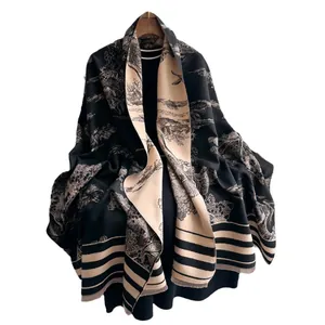 Klassischer Toile-de-Jouy-Schal in Schwarz und Beige mit eleganten Fransen-Details