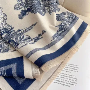 Détail d'une écharpe en maille Toile de Jouy bleue et blanche avec de fines franges