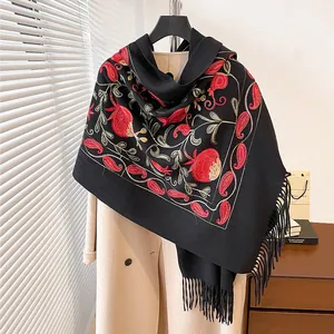 Écharpe ethnique noire en cachemire avec broderie de grenade et franges femme