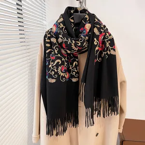 Sciarpa etnica nera con ricami floreali paisley in finto cashmere e frange eleganti