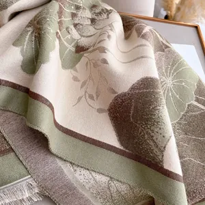 Eleganter dicker Jacquard-Schal mit grünem Blattmuster und Quasten-Details