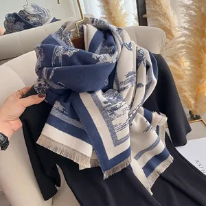 Détail de l'écharpe à imprimé paysage vintage bleu marine avec des franges
