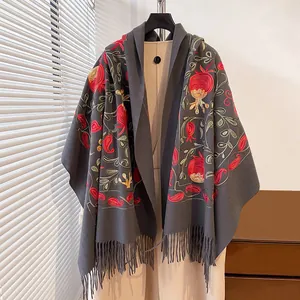 Écharpe grise aspect cachemire avec broderie de grenades et longues franges douces