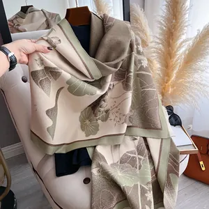 Detail eines dicken Winterschals mit Lotusmuster und eleganter Jacquard-Webstruktur