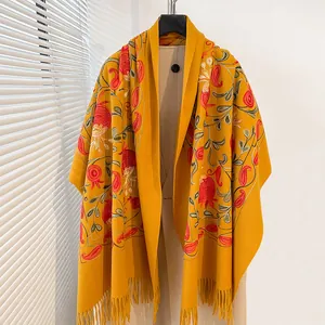 Détail du pashmina jaune avec broderie de feuilles de grenade et longues franges