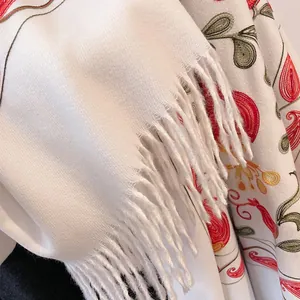 Écharpe blanche aspect cachemire avec broderie feuille de grenade et pompons doux