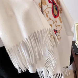Elegante scialle di cashmere bianco crema con ricamo paisley e nappe fatte a mano