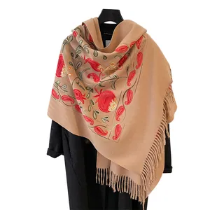 Écharpe ethnique en cachemire camel avec broderie grenade rouge et détails de franges