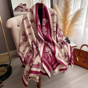 Détail d'une écharpe chaude à motif Toile de Jouy beige et bordeaux avec franges sur chaise