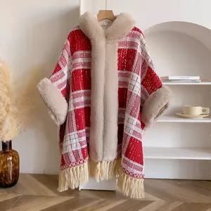 Cape poncho à carreaux rouges avec col en fausse fourrure, paillettes et franges d'hiver