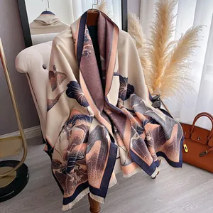 Detailansicht beige Jacquard-Schal mit Blumenmuster und feinen weichen Fransen