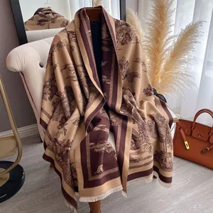 Détails du motif Toile de Jouy marron et beige de l'écharpe avec bords frangés