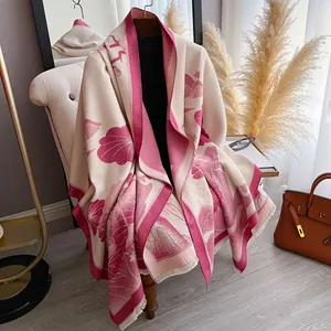Dicker beiger Jacquard-Schal mit rosa Lotosmuster und dekorativen weißen Fransenquasten
