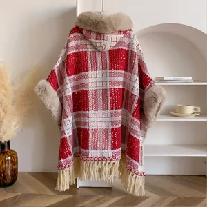 Détail du poncho d'hiver à carreaux rouges avec fausse fourrure brune et sequins