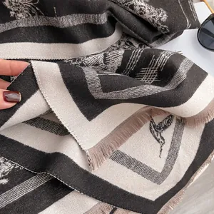 Écharpe d'hiver élégante à motifs noirs et blancs avec franges et style français