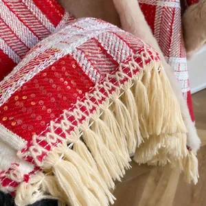 Détail du tissu à carreaux rouge et blanc avec paillettes et bordure à franges crème
