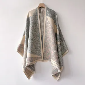 Scialle floreale in finta cashmere beige e verde con nappe su gruccia