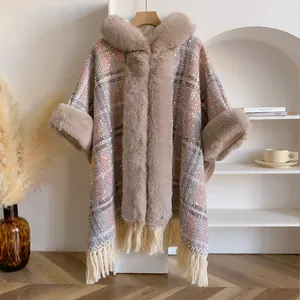 Manteau poncho d'hiver à carreaux pour femme avec col en fausse fourrure et franges
