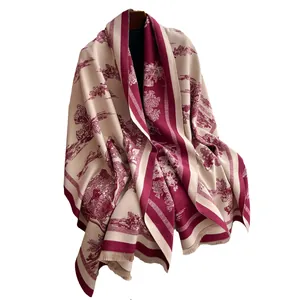 Élégant châle d'hiver blanc cassé avec motif Toile de Jouy bordeaux et bordures à franges
