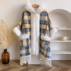 Damen Kapuzenponcho Cape Mantel mit Karomuster Kunstfellbesatz und modischem Fransen Saum