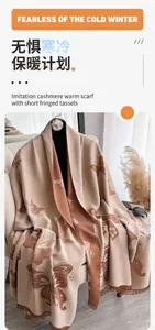Gros plan du motif papillon et des franges sur l'écharpe en imitation cachemire beige et marron