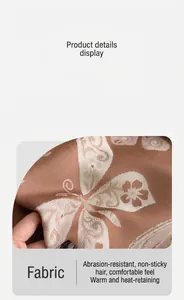 Gros plan sur l'écharpe en tencel coton avec jacquard papillon et texture chaude